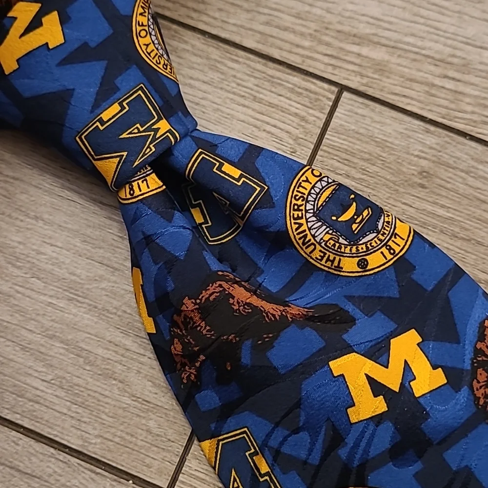 WOLVERINES Blue Gold University of Michigan‎ USA Pattern Mens Silk Tie VTG